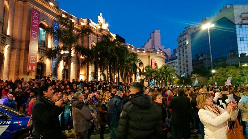 Manifestantes piden que se aceleren las causas por corrupción.