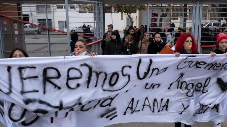 Manifestantes pidieron la renuncia de la directora del centro educativo.