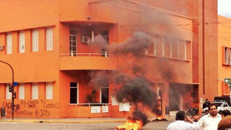 Manifestantes rodean la municipalidad de Concepción y no dejan salir al intendente.