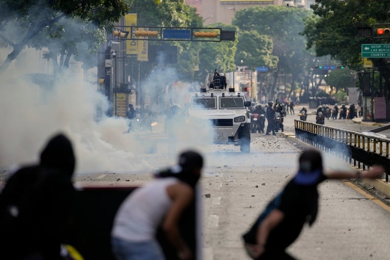 Manifestantes se enfrentan a la policía durante las protestas en Venezuela.