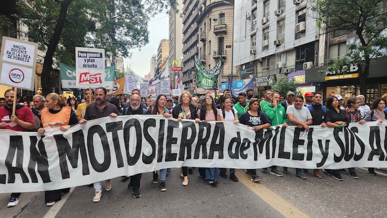 Manifestantes se movilizaron por el centro de la ciudad. Fotos: Francisco Arias / ElDoce.