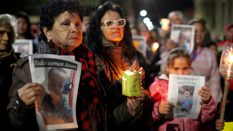Manifestantes sostienen fotografías del niño Loan Danilo Peña el lunes 24 de junio de 2024, en Corrientes, Argentina. El pequeño de 5 años desapareció cerca del pueblo de 9 de Julio, provincia de Corrientes. (AP Foto/Joaquín Meabe)