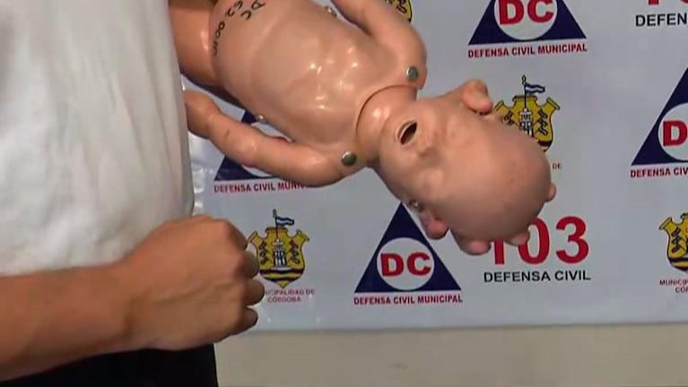 Maniobra de Heimlich: cómo desobstruir las vías respiratorias en adultos, niños y bebés