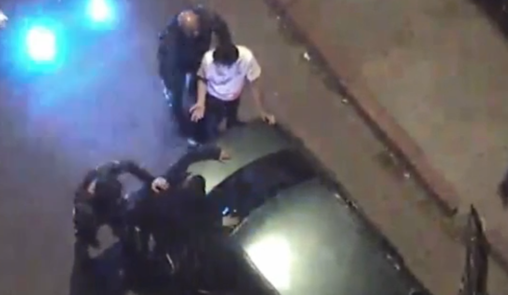 Manipulaban una moto en pleno centro, los vieron por las cámaras del 911 y los detuvieron: el video