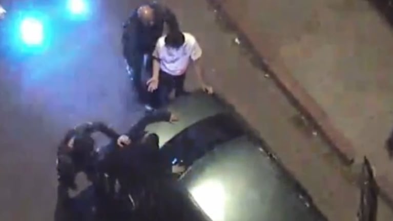Manipulaban una moto en pleno centro, los vieron por las cámaras del 911 y los detuvieron: el video