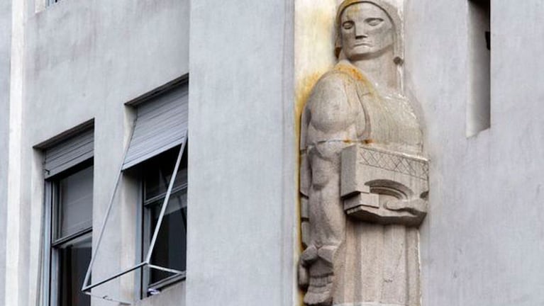 Mano hacia abajo y mirada avergonzada, en la estatua de Hortel. 