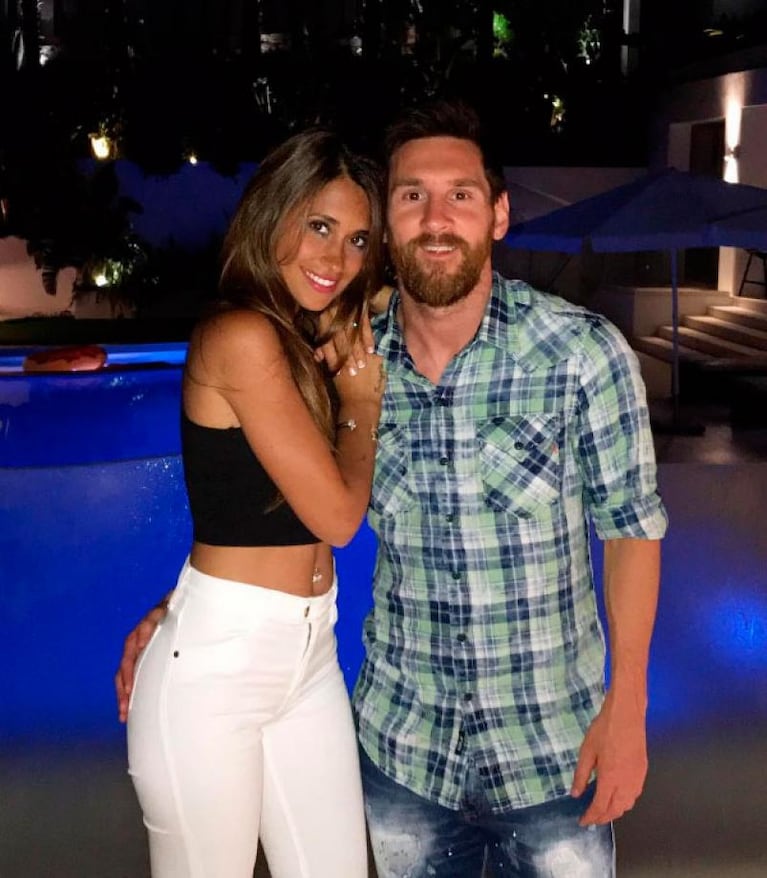 ¡Mano picarona! La foto de Messi y Antonella en Ibiza