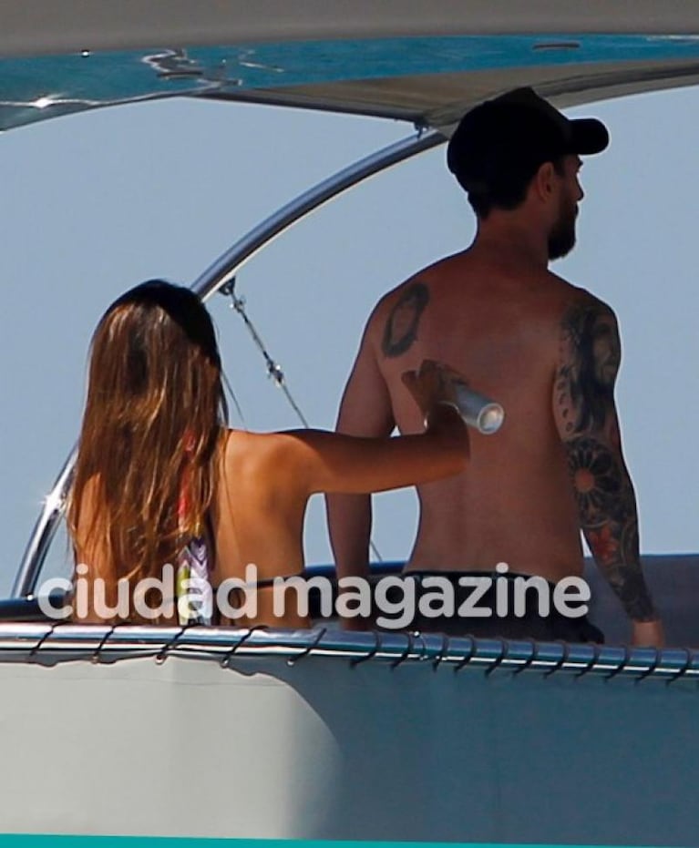¡Mano picarona! La foto de Messi y Antonella en Ibiza