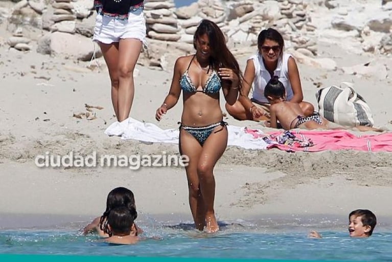 ¡Mano picarona! La foto de Messi y Antonella en Ibiza