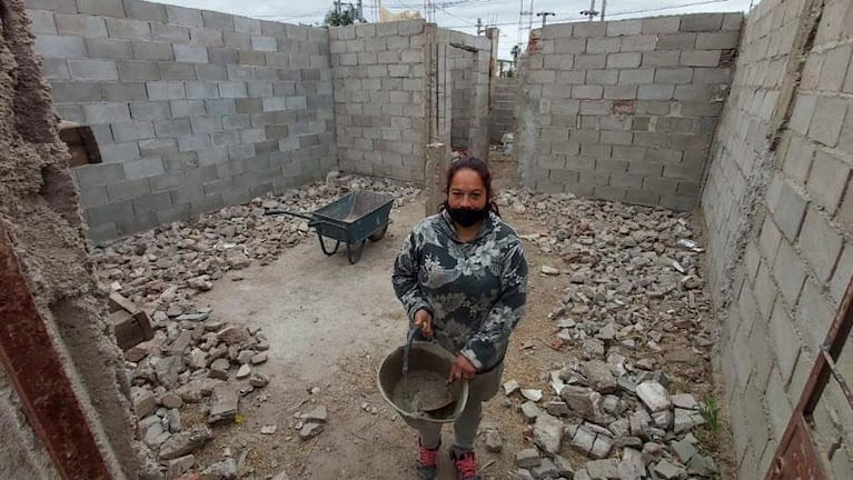 Manos a la obra: como se le acaba el alquiler, una mujer construye su propia casa