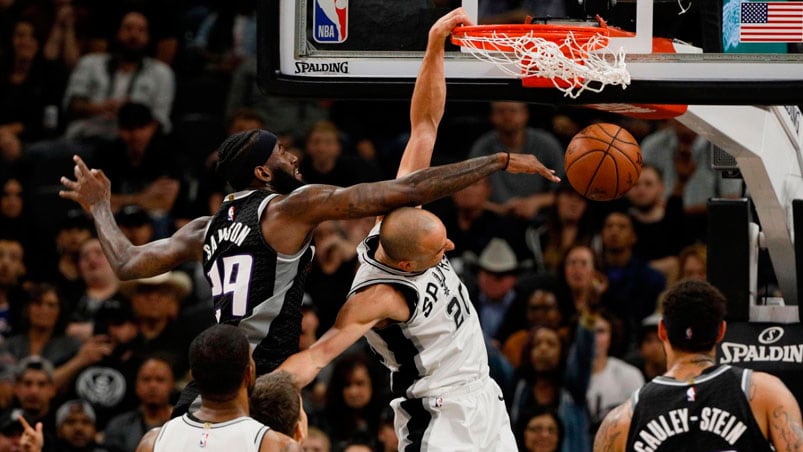 Manu entierra la pelota con fuerza. Alguien quiere jugar otros playoffs...