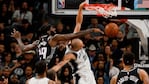 Manu entierra la pelota con fuerza. Alguien quiere jugar otros playoffs...