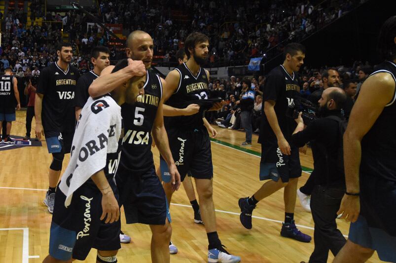 Manu Ginóbili abraza a Campazzo al final del partido. Foto: Lucio Casalla / ElDoce.tv. 