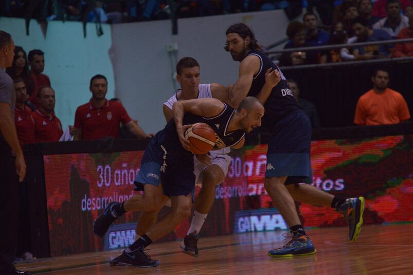 Manu Ginóbili enamoró por segunda noche a los cordobeses. Foto: Lucio Casalla / ElDoce.tv. 
