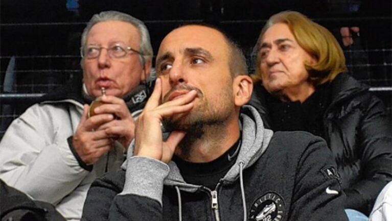 Manu junto a sus padres Héctor y Raquel.