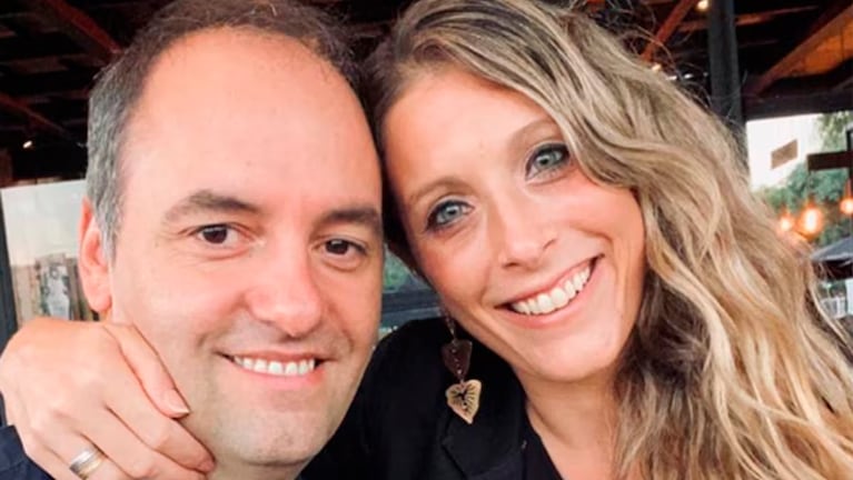 Manuel Adorni junto a su esposa Bettina Angeletti.