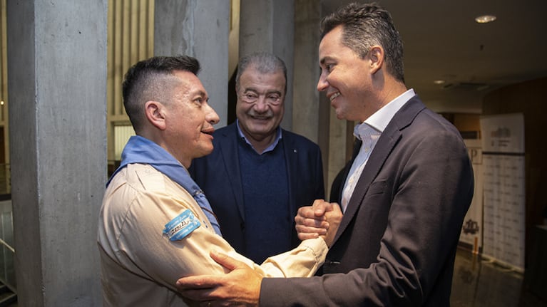 Manuel Calvo en la previa del comienzo de la diplomatura, junto al legislador Francisco Fortuna y un estudiante.
