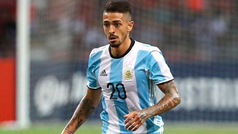 Manuel Lanzini estaba entrenando con la pechera de titular en Cataluña.