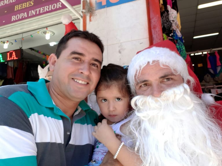 Manuel Sánchez se vistió de Papa Noel para anticipar la Navidad.