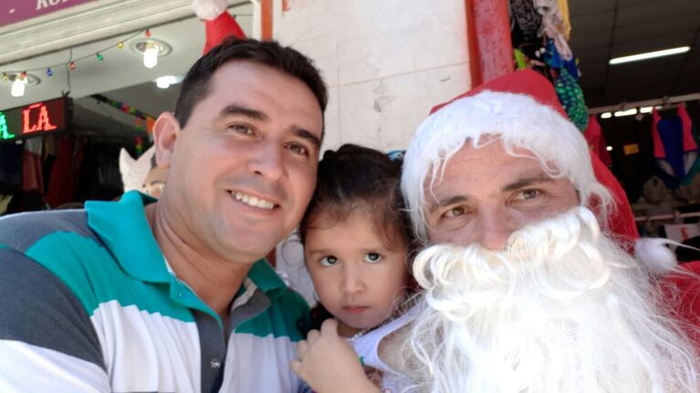 Manuel Sánchez se vistió de Papa Noel para anticipar la Navidad.