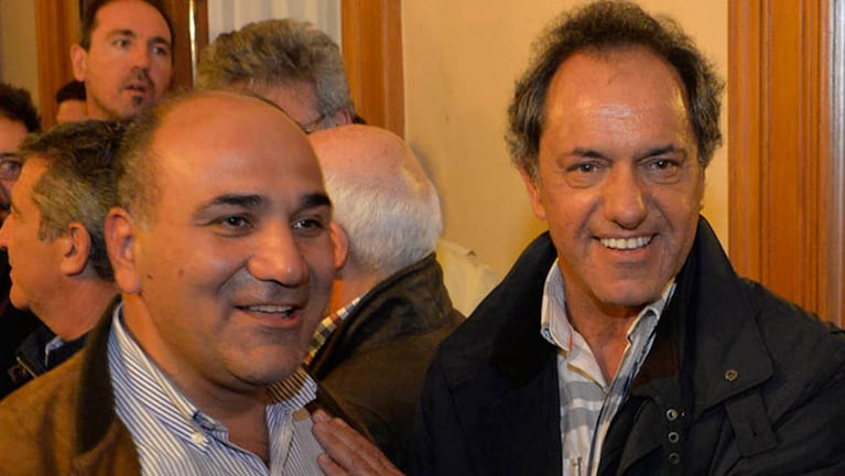 Manzur y Scioli, sonrientes tras los primeros datos de la votación.