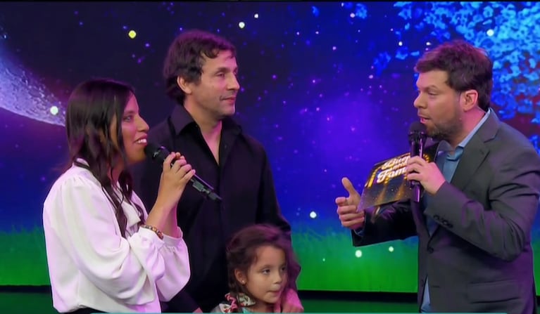Mara junto a su familia