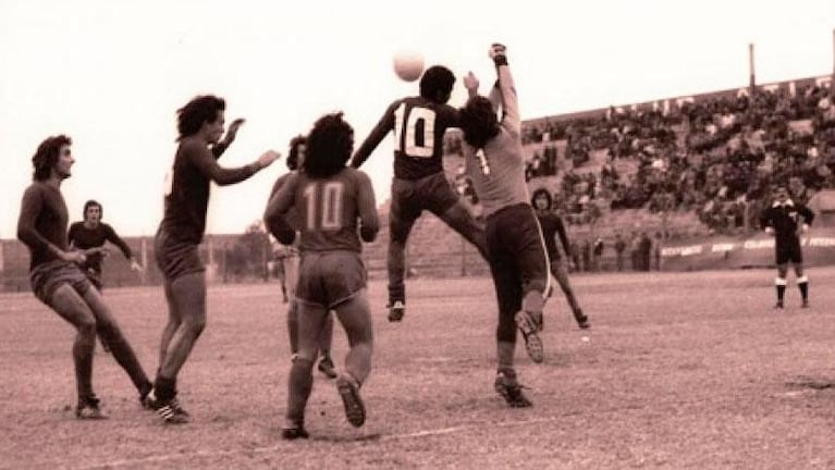 Maradona con la camiseta de clubes cordobeses