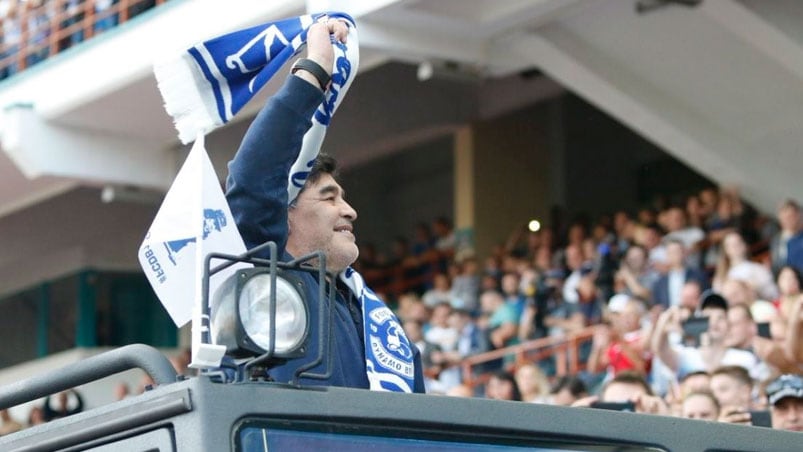 Maradona fue ovacionado al llegar al estadio de su nuevo equipo antes de un partido.