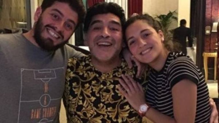 Maradona junto a Diego Junior y Jana en Dubai.