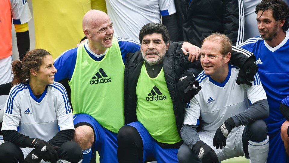 Maradona junto a Gianni Infantino, presidente de la FIFA.