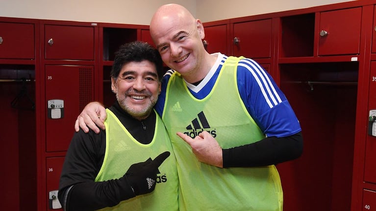 Maradona junto a Gianni Infantino, presidente de la FIFA.