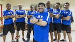 Maradona junto a Luis Islas, Héctor Enrique y su equipo de trabajo.