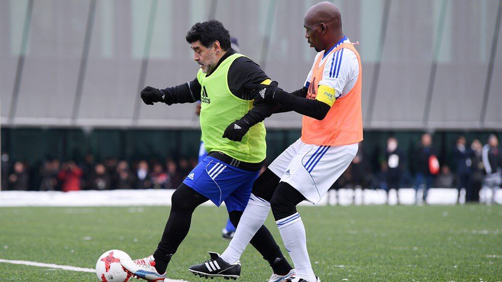 Maradona usó la 4 en el partido de las leyendas de la FIFA.