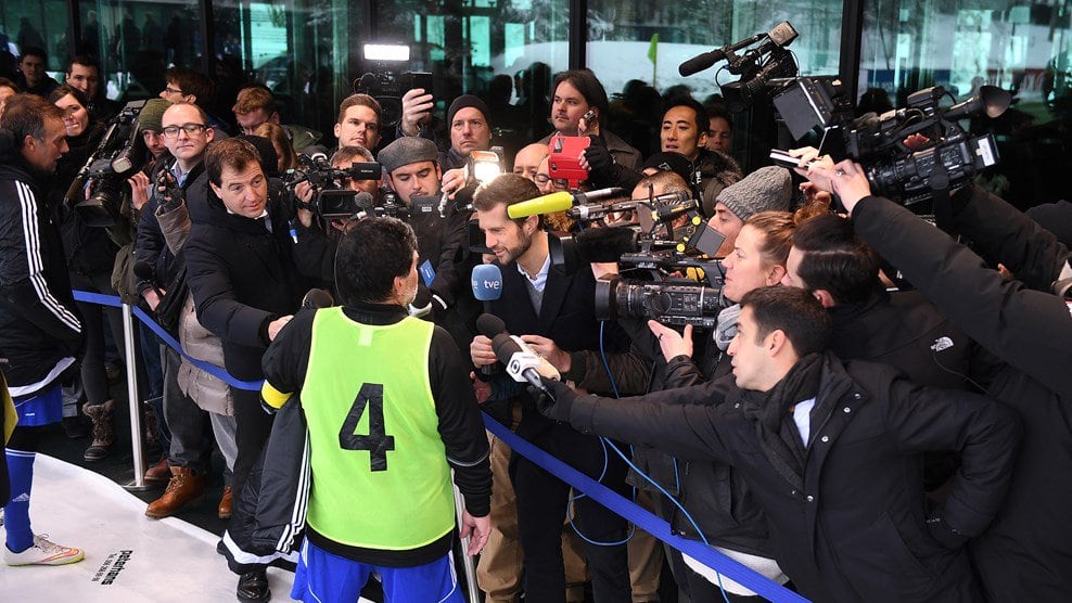 Maradona usó la 4 en el partido de las leyendas de la FIFA.