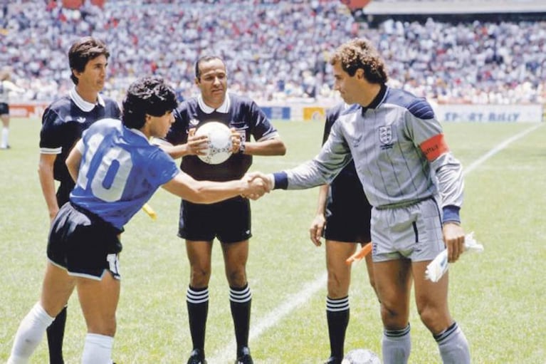 Maradona visitó al árbitro que no vio la "mano de Dios"