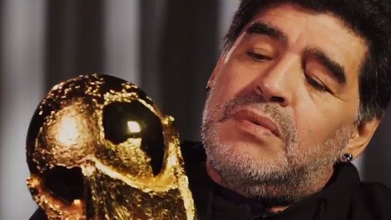 Maradona volvió a tenerla entre sus brazos, en un programa de televisión de la FIFA.