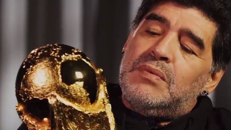 Maradona volvió a tenerla entre sus brazos, en un programa de televisión de la FIFA.
