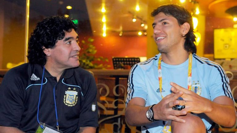 Maradona y Agüero cuando compartían la Selección y eran familia.  