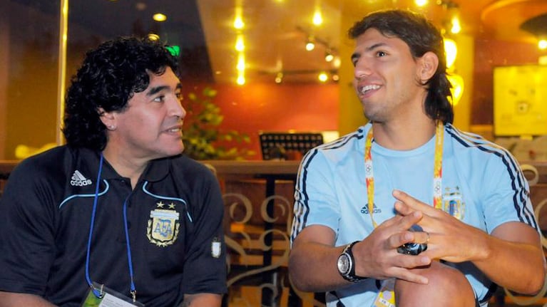 Maradona y Agüero cuando compartían la Selección y eran familia.
