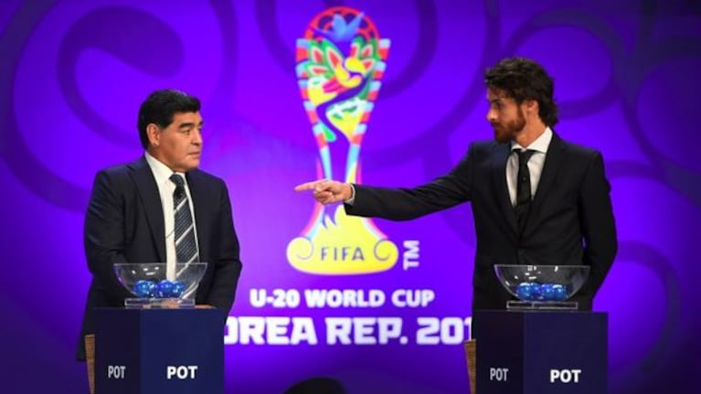 Maradona y Aimar, en el sorteo del Mundial Sub 20. 