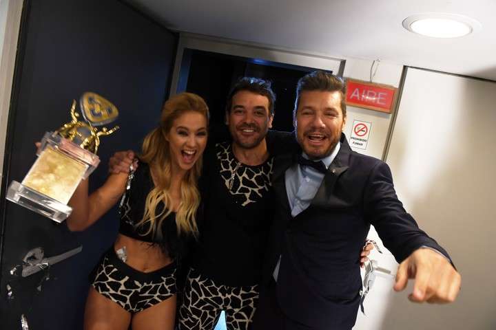 Marcelo con la pareja ganadora del 2016, Pedro Alfonso y Flor Vigna. 