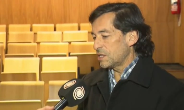 Marcelo Gutiérrez, padre de la víctima, durante el recorrido en el nuevo Concejo Deliberante.