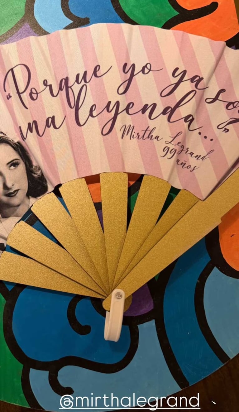 Marcelo Polino mostró el souvenir de los 99 de Mirtha.