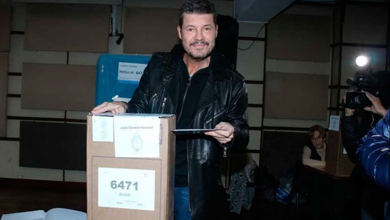 Marcelo Tinelli posó mientras colocaba su voto en la urna.