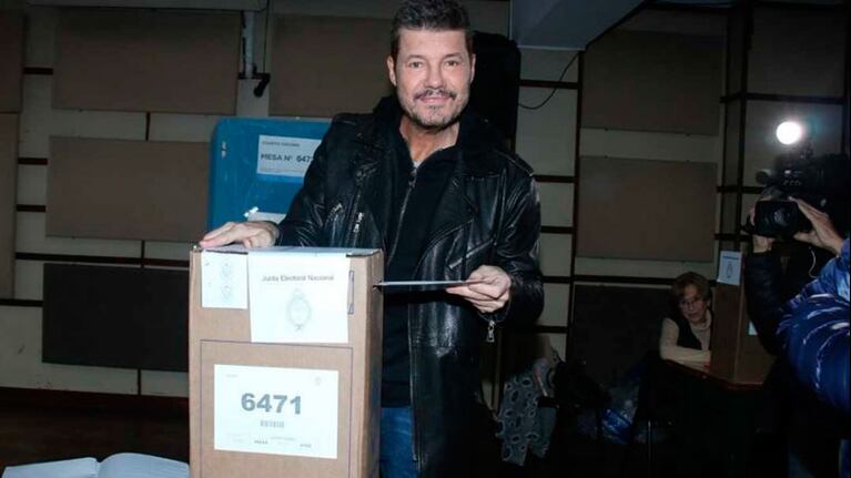 Marcelo Tinelli posó mientras colocaba su voto en la urna.