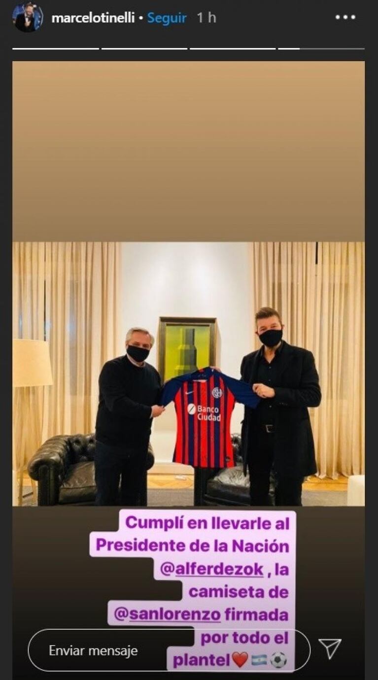 Marcelo Tinelli se juntó con Alberto Fernández y le regaló una camiseta de San Lorenzo