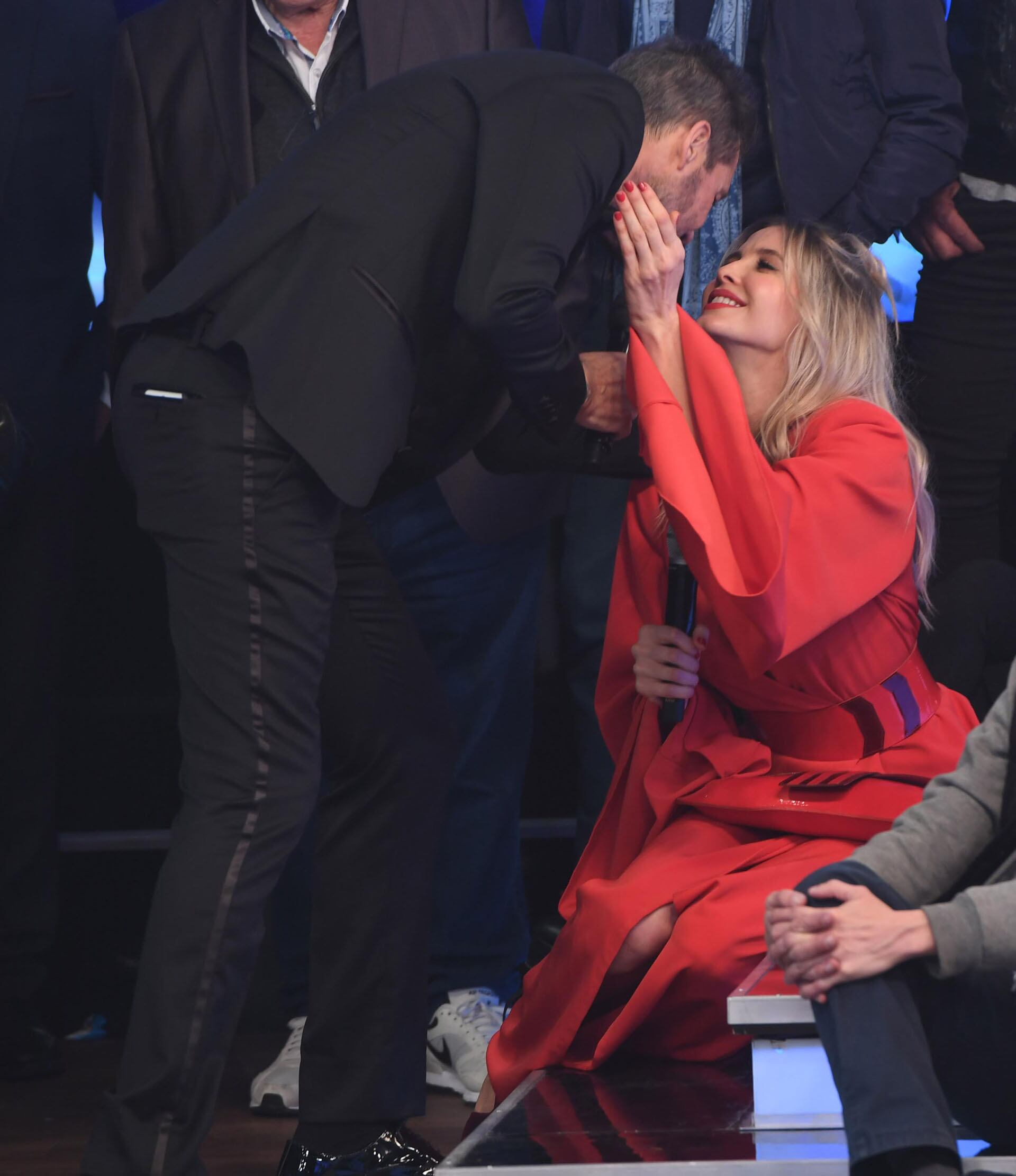 Marcelo y Guillermina, beso en medio del programa. 