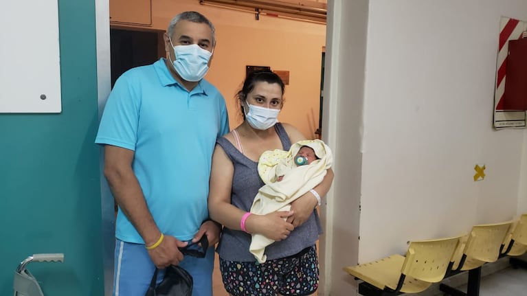 Marcelo y María junto a Alma Isabella, la primera bebé del 2023 en Córdoba. Foto: Néstor Ghino/El Doce.
