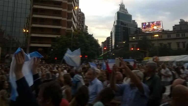 Marcha a favor del Gobierno y "la democracia". Foto: Eldoce.tv