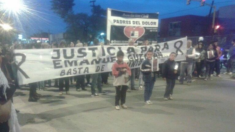 Marcha con velas en Villa Adela.